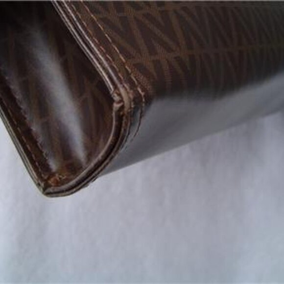 AUTHENTIC MARIO VALENTINO SIGNATURE CLUTCH EUC MADE IN ITALY! - Picture 9 of 16